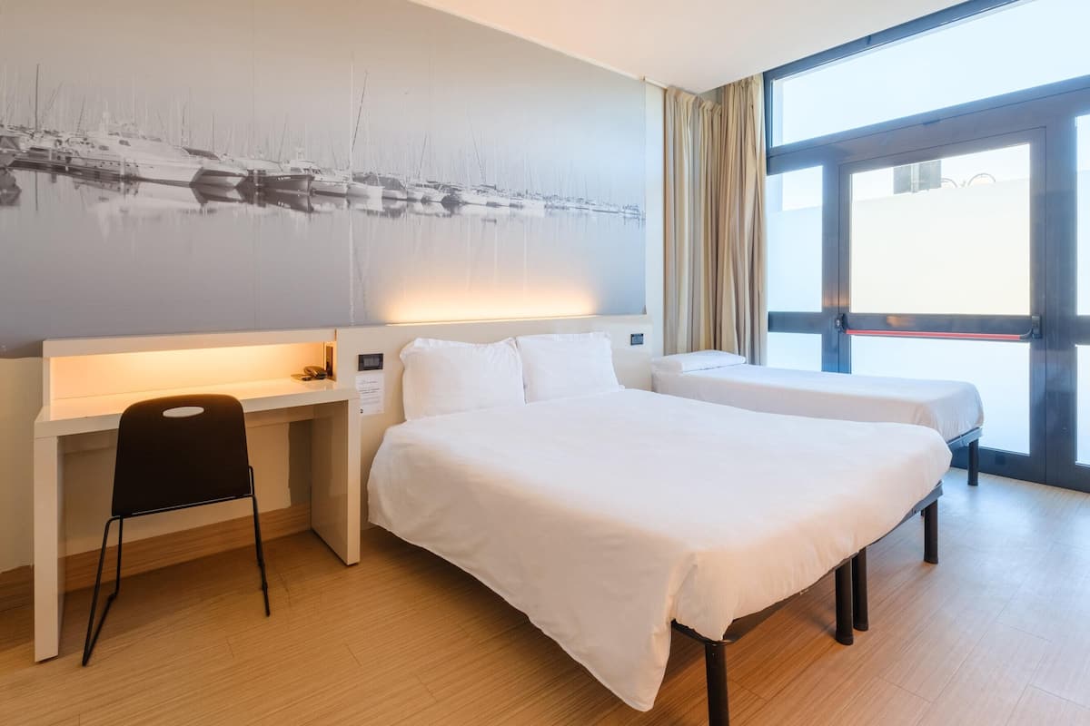 Economy Triple Room, Non Smoking | In-room safe, desk, soundproofing, cribs/infant beds