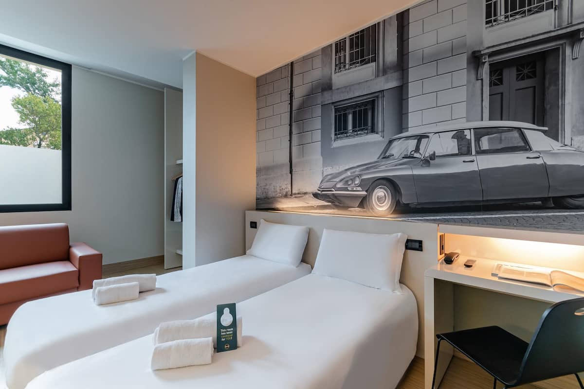 Twin Room, Non Smoking | In-room safe, desk, soundproofing, cribs/infant beds