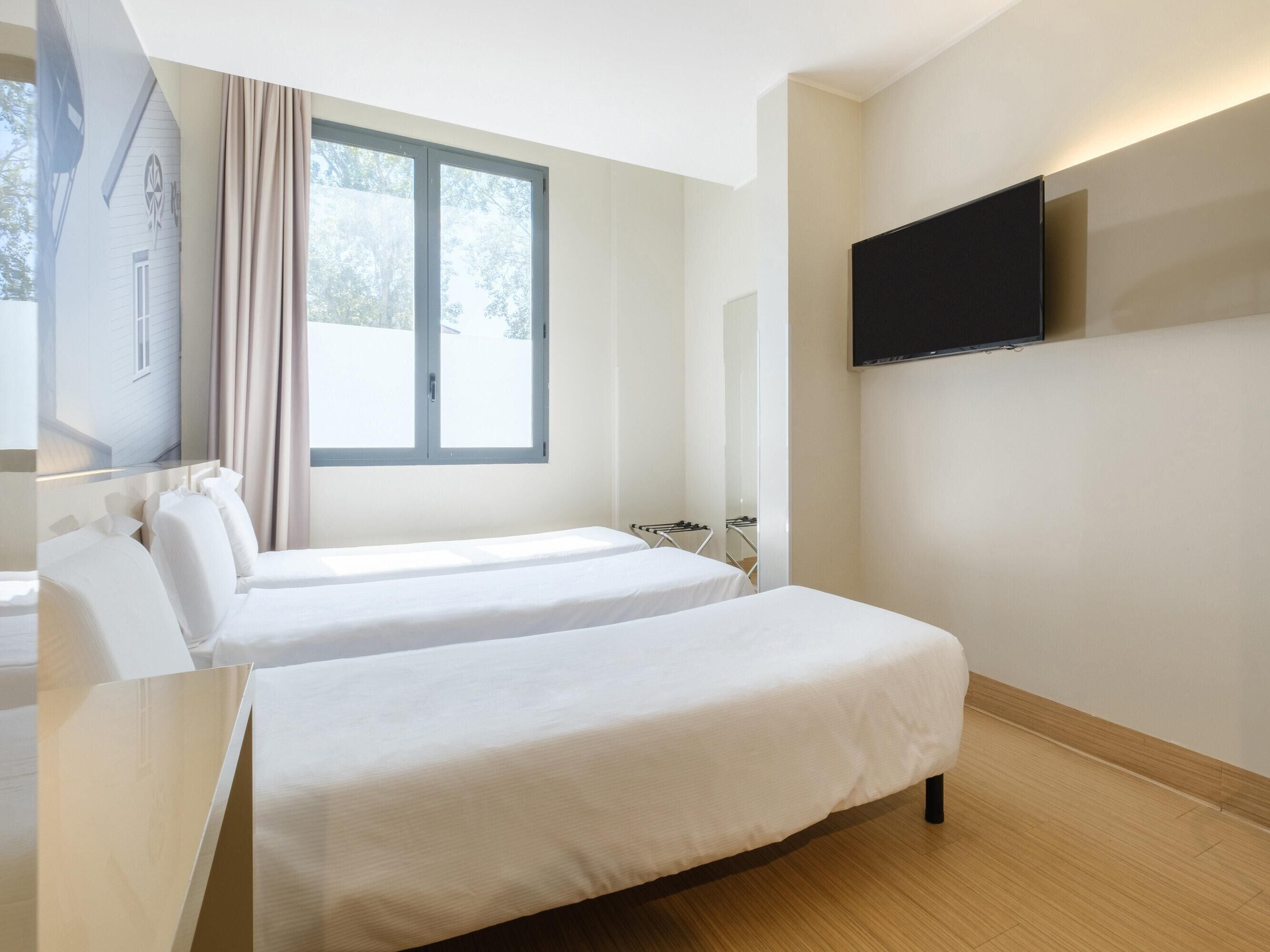 Triple Room, Non Smoking | In-room safe, desk, soundproofing, cribs/infant beds