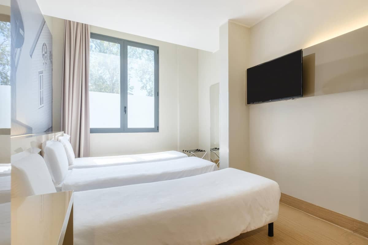 Triple Room, Non Smoking | In-room safe, desk, soundproofing, cribs/infant beds