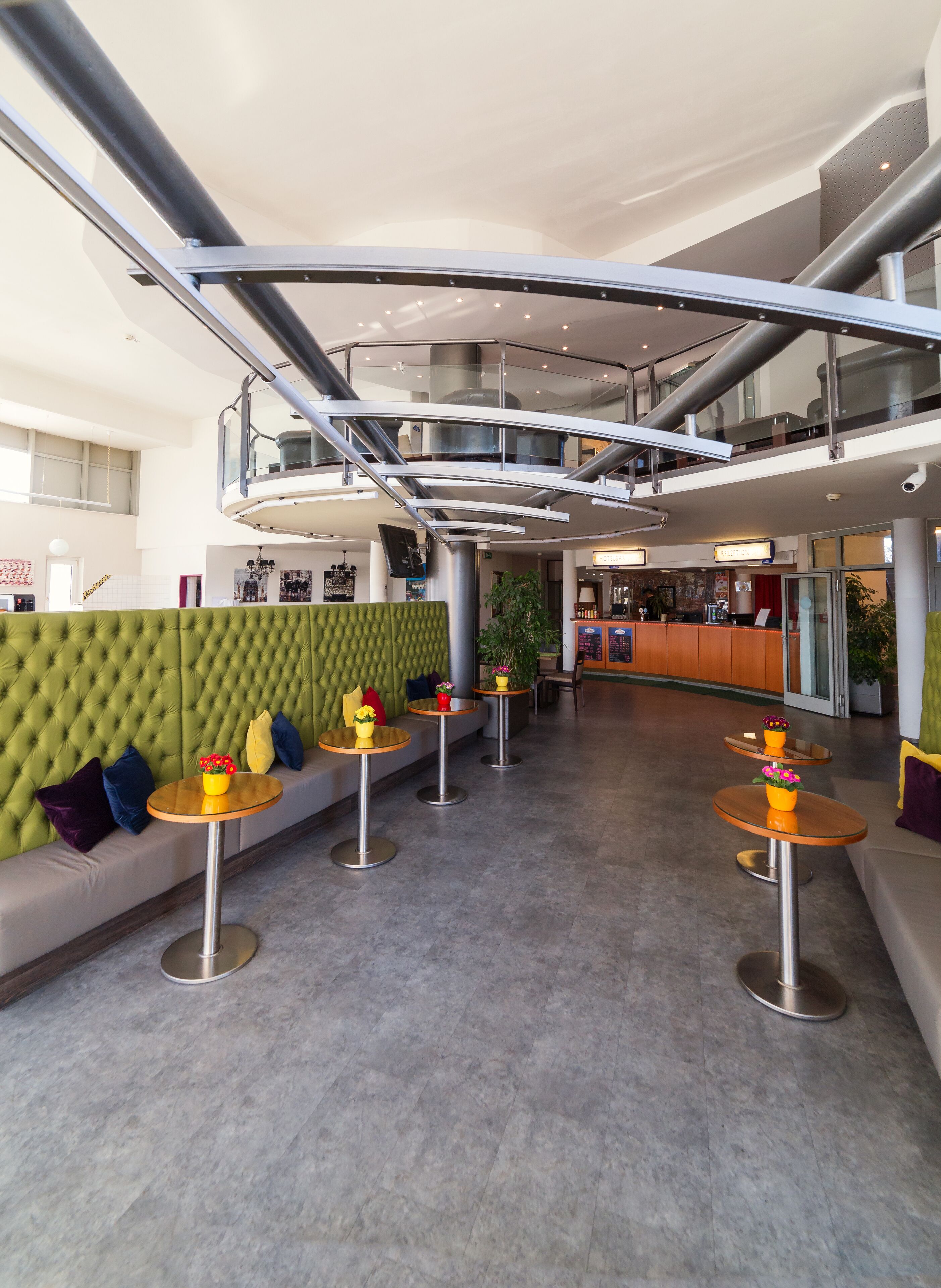 Lobby-lounge