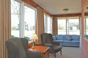 Standard Room, 1 King Bed with Sofa bed, Non Smoking | Minibar, individually decorated, individually furnished, bed sheets