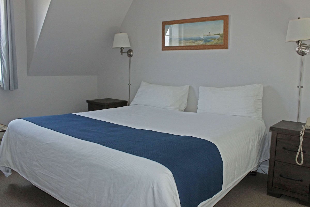 Chambre Standard, 1 trÚs grand lit et 1 canapé-lit, non-fumeur, foyer (Beach Front) | Minibar, décor unique, ameublement unique, literie fournie