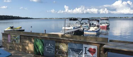 Un muelle de madera con un cartel de WestLake Wakeboard School.