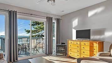 Standard Room, 1 King Bed with Sofa bed, Non Smoking, Jetted Tub (Beach Front) | Minibar, individually decorated, individually furnished, bed sheets