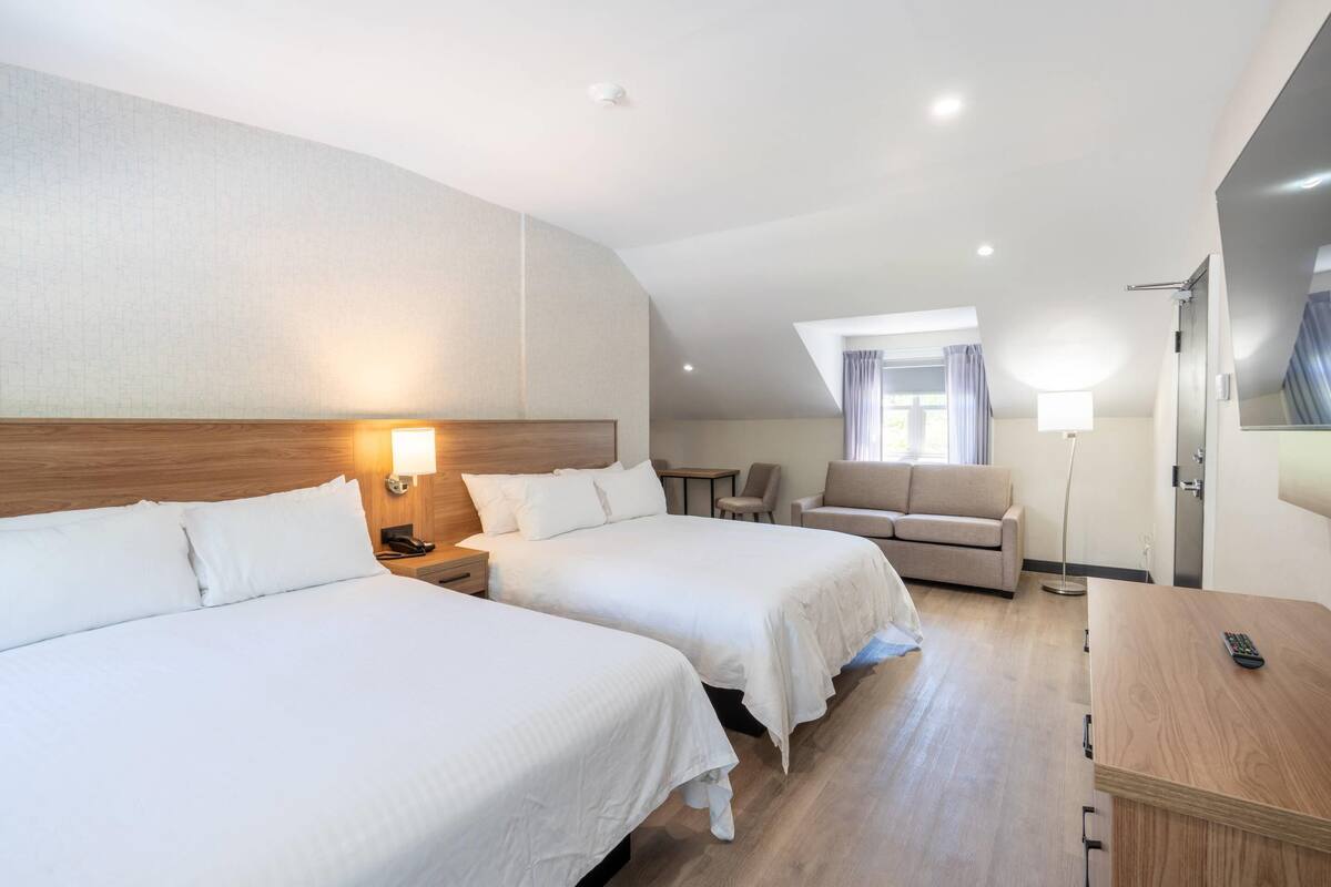 Room, Multiple Beds, Non Smoking | Minibar, WiFi (free), individually decorated, individually furnished