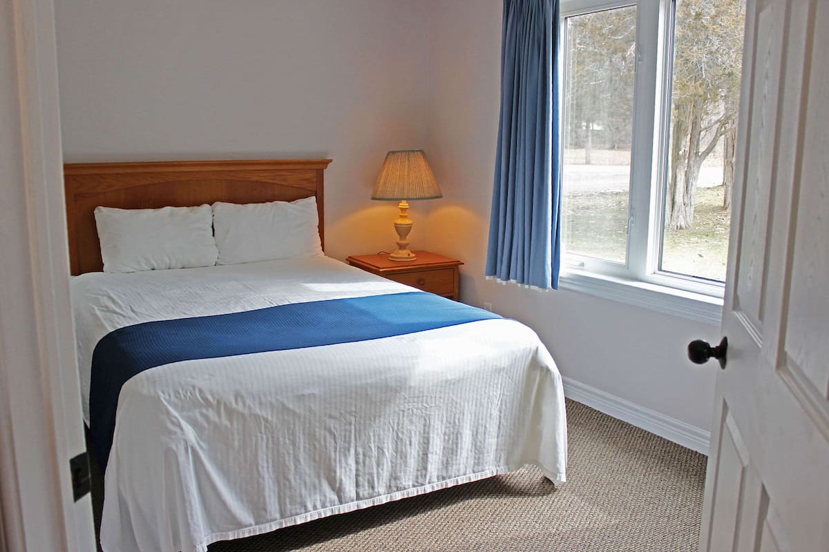 Chambre Standard, 1 grand lit et 1 canapé-lit, non-fumeur, foyer | Minibar, décor unique, ameublement unique, literie fournie