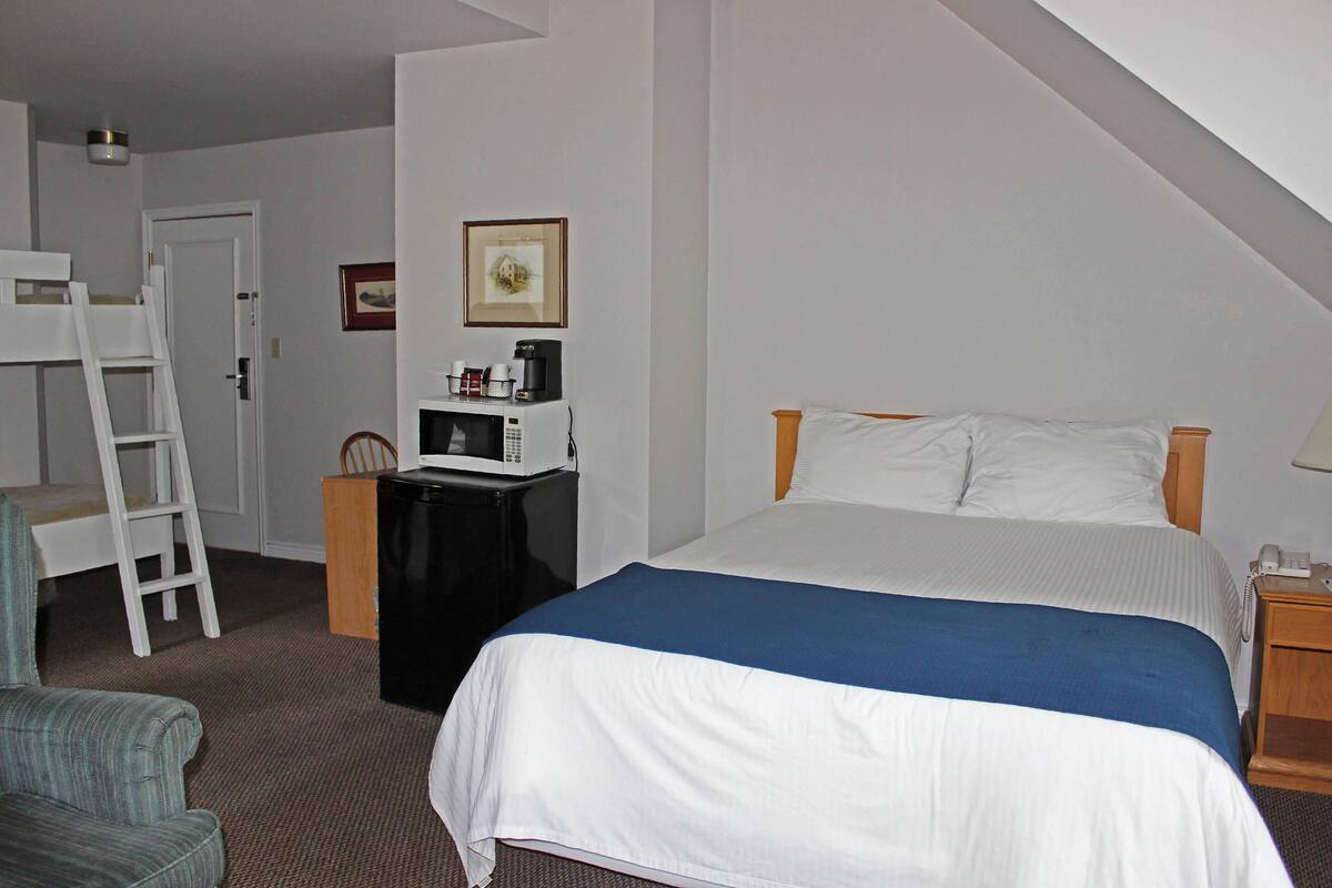 Standard Room, Multiple Beds, Non Smoking | Minibar, WiFi (free), individually decorated, individually furnished