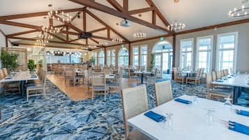 2 restaurants; lunch and dinner served