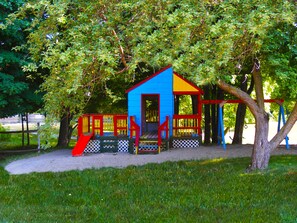 Children’s play area – outdoor