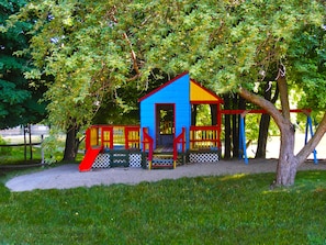 Children’s play area – outdoor