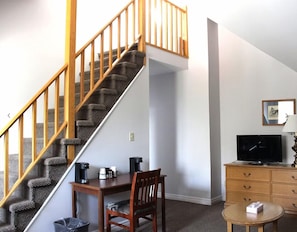 Quarto, várias camas, para não fumantes (Efficiency) | Frigobar, individualmente decorados, individualmente mobiliados