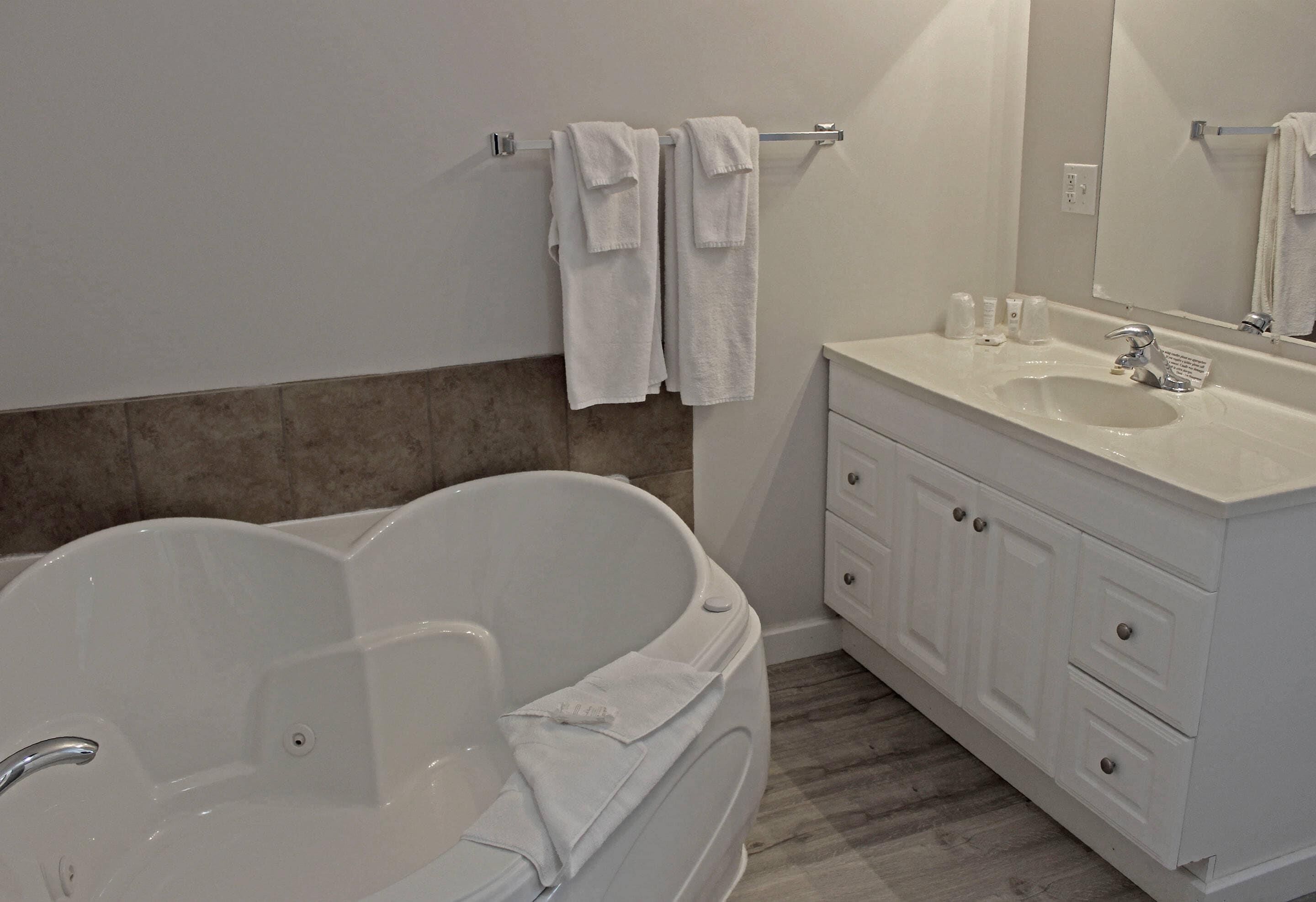 Standard Room, 1 King Bed, Non Smoking | Minibar, individually decorated, individually furnished, bed sheets