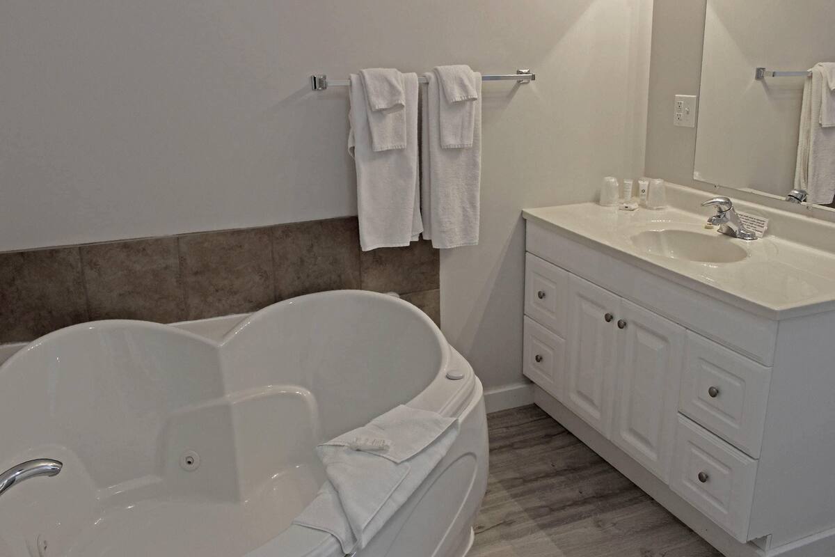 Standard Room, 1 King Bed, Non Smoking | Minibar, WiFi (free), individually decorated, individually furnished