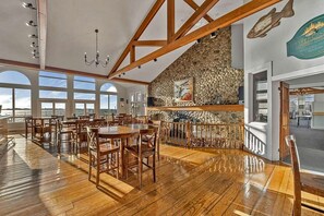 Dining - Isaiah Tubbs Resort & Conference Centre (Prince Edward)