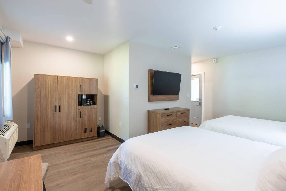 Room, 2 Queen Beds, Non Smoking | Minibar, WiFi (free), individually decorated, individually furnished