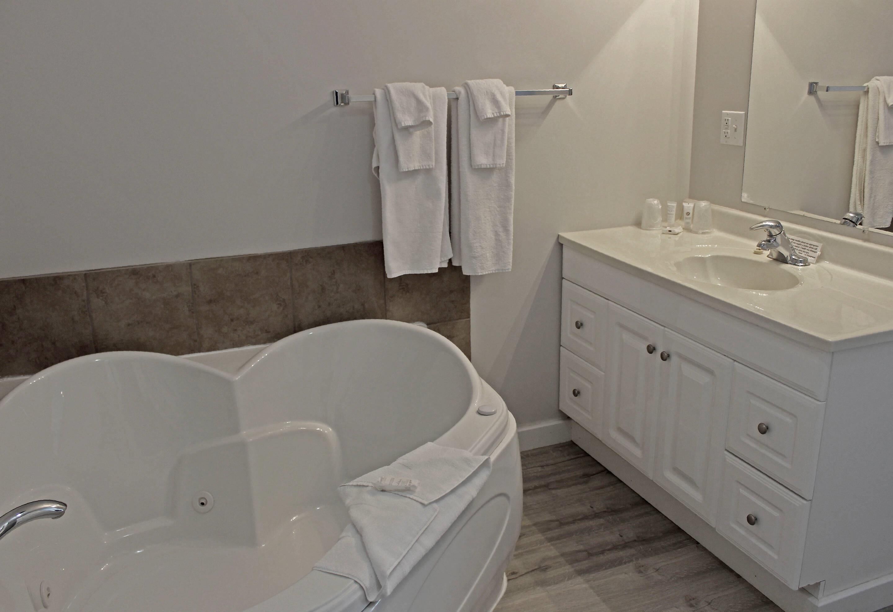 Standard Room, 1 King Bed, Non Smoking | Minibar, individually decorated, individually furnished, bed sheets