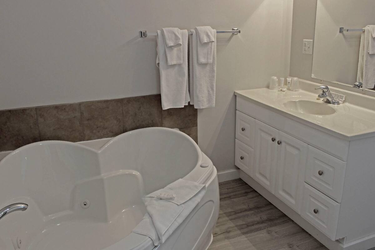 Standard Room, 1 King Bed, Non Smoking | Minibar, individually decorated, individually furnished, bed sheets