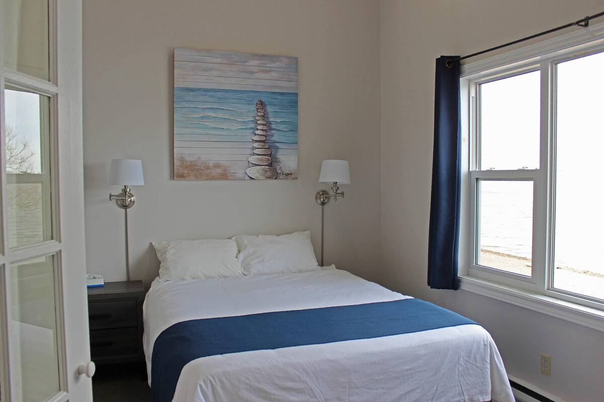 Standard Room, 1 Queen Bed with Sofa bed, Non Smoking, Fireplace (Water View) | Minibar, WiFi (free), individually decorated, individually furnished