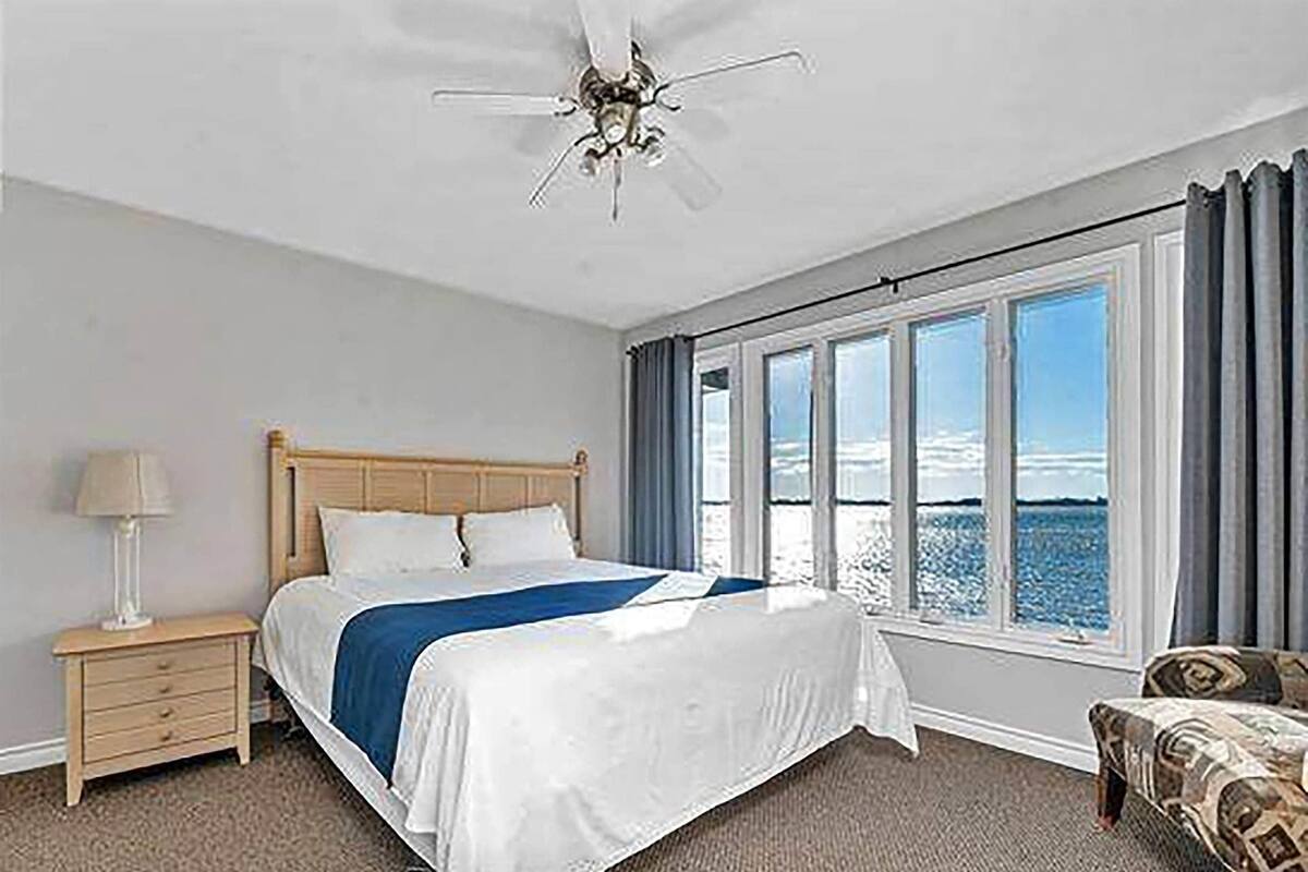 Standard Room, 1 King Bed with Sofa bed, Non Smoking, Jetted Tub (Beach Front) | Minibar, WiFi (free), individually decorated, individually furnished