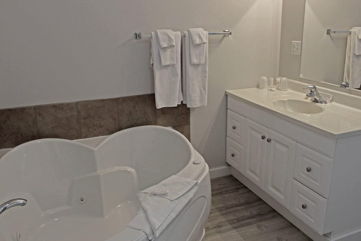Standard Room, 1 King Bed, Non Smoking | Minibar, individually decorated, individually furnished, bed sheets