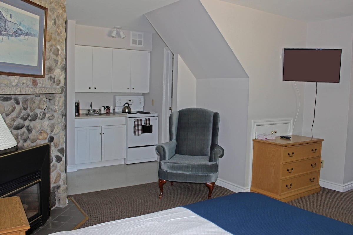 Room, 1 Queen Bed, Non Smoking (Efficiency) | Minibar, WiFi (free), individually decorated, individually furnished