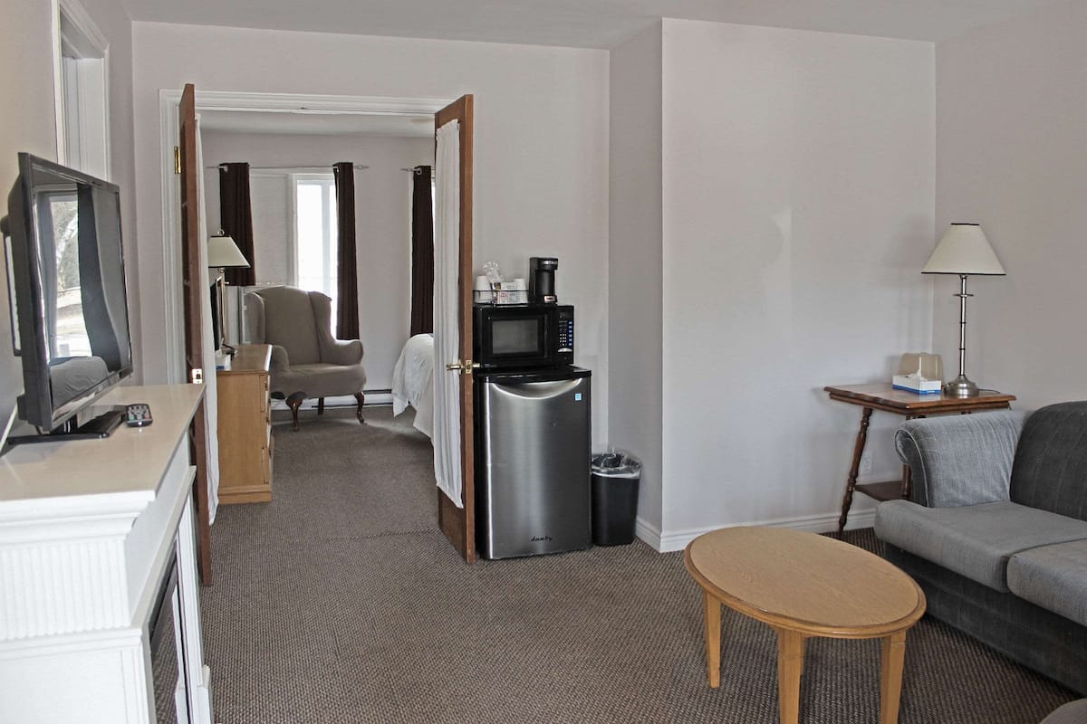Suite, Plusieurs lits, accessible aux personnes à mobilité réduite, non-fumeur | Minibar, décor unique, ameublement unique, literie fournie