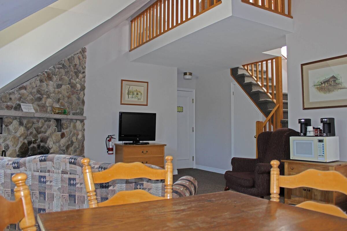 Room, Multiple Beds, Non Smoking (Efficiency) | Minibar, WiFi (free), individually decorated, individually furnished