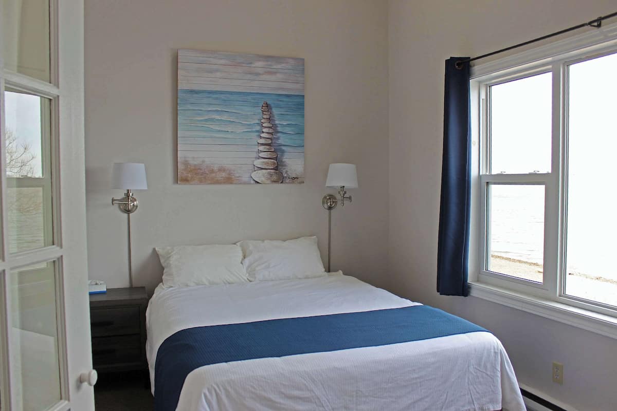Chambre Standard, 1 grand lit et 1 canapé-lit, non-fumeur, foyer (Water View) | Minibar, décor unique, ameublement unique, literie fournie