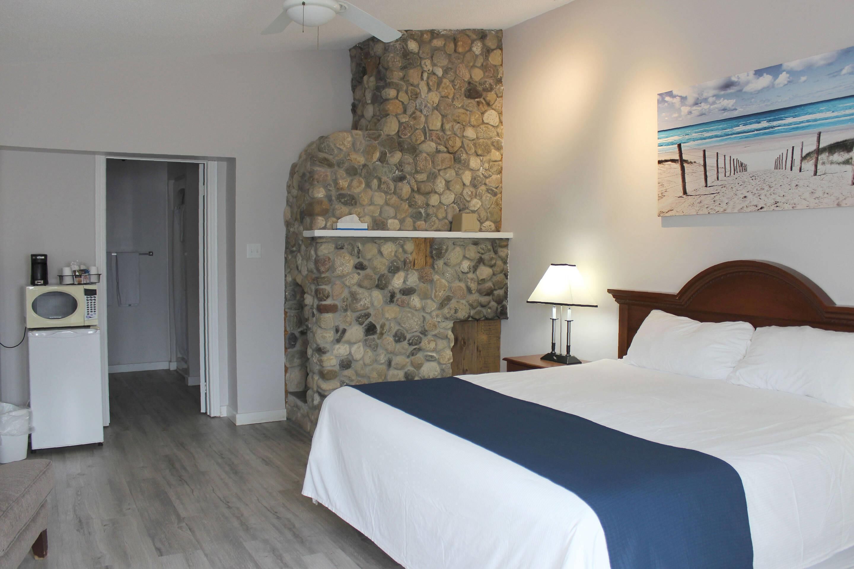 Quarto standard, 1 cama King, para não fumantes | Frigobar, individualmente decorados, individualmente mobiliados