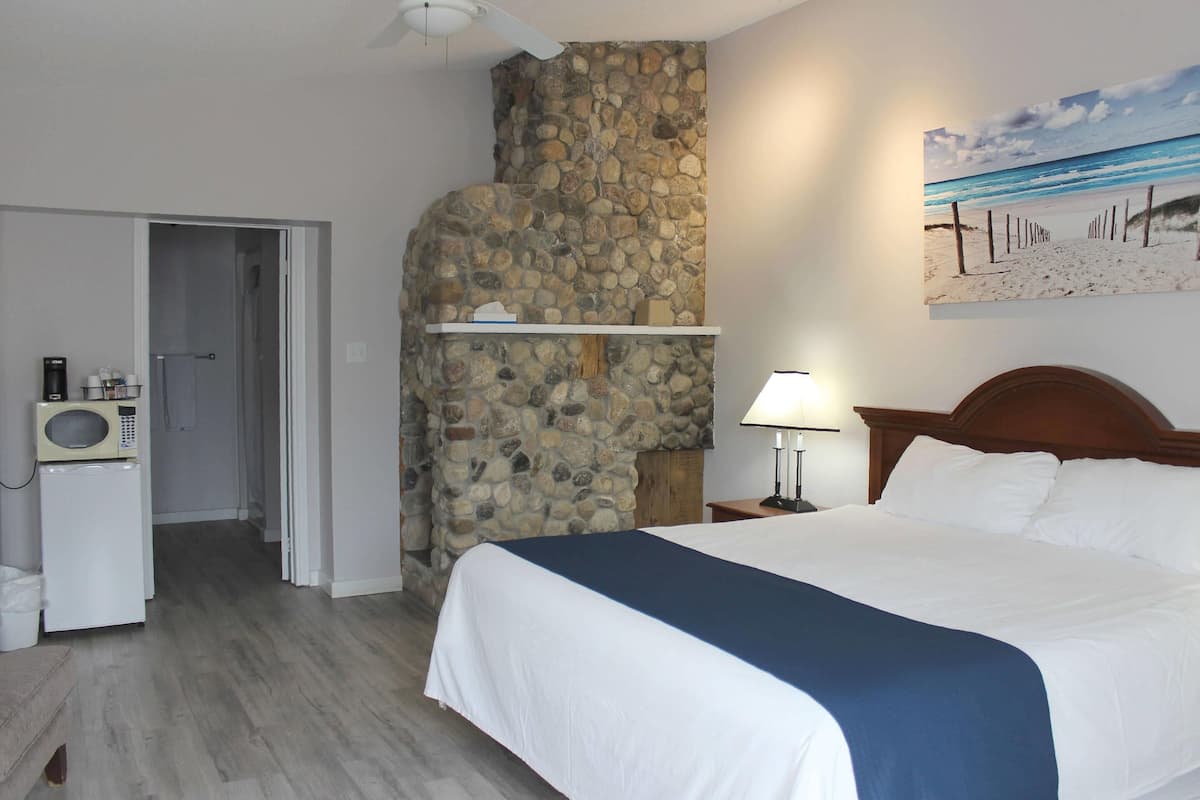 Quarto standard, 1 cama King, para não fumantes | Frigobar, individualmente decorados, individualmente mobiliados