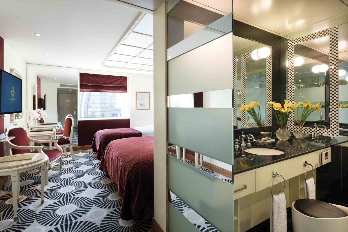 Luxe beddengoed, een minibar, een kluis op de kamer, een bureau