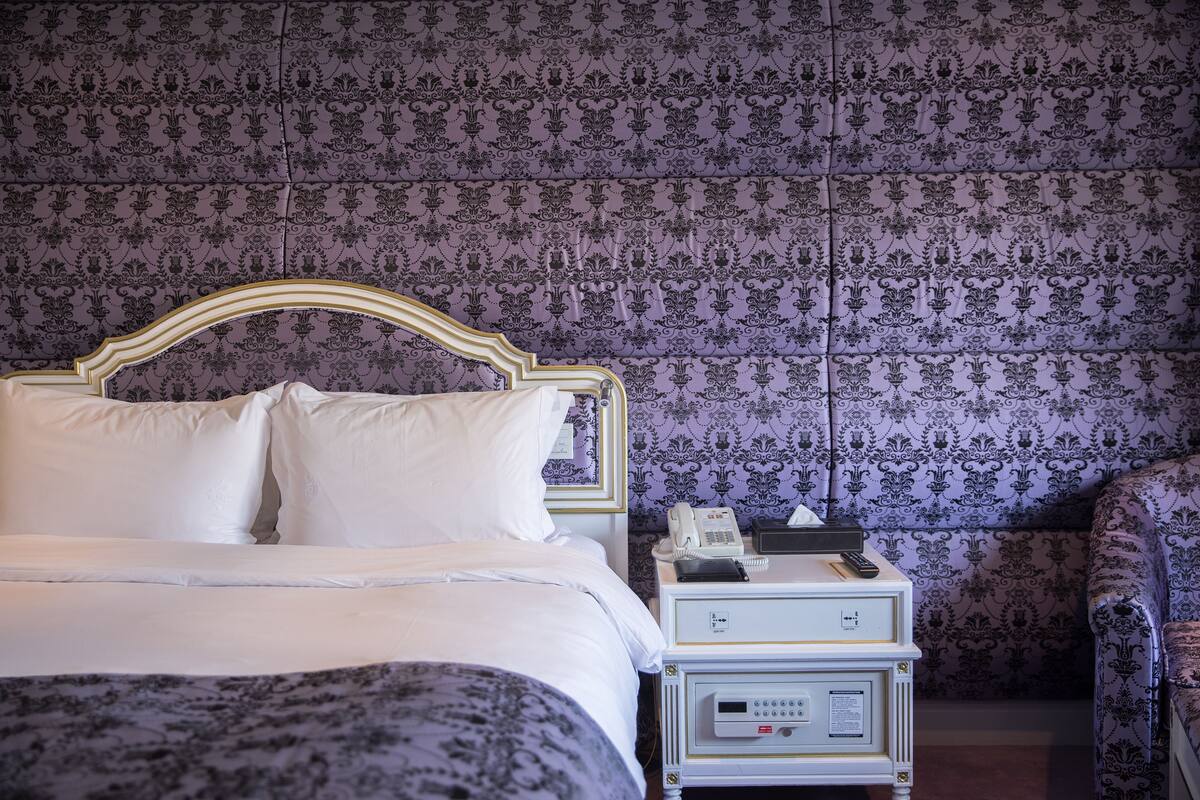 Business tweepersoonskamer | Luxe beddengoed, een minibar, een kluis op de kamer, een bureau