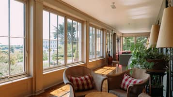 Lobby lounge