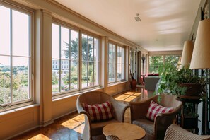 Bar-salon dans le hall