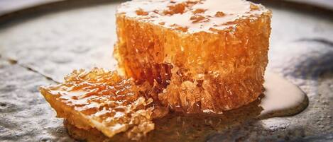 Un postre de panal en un plato, con un líquido escurriendo.