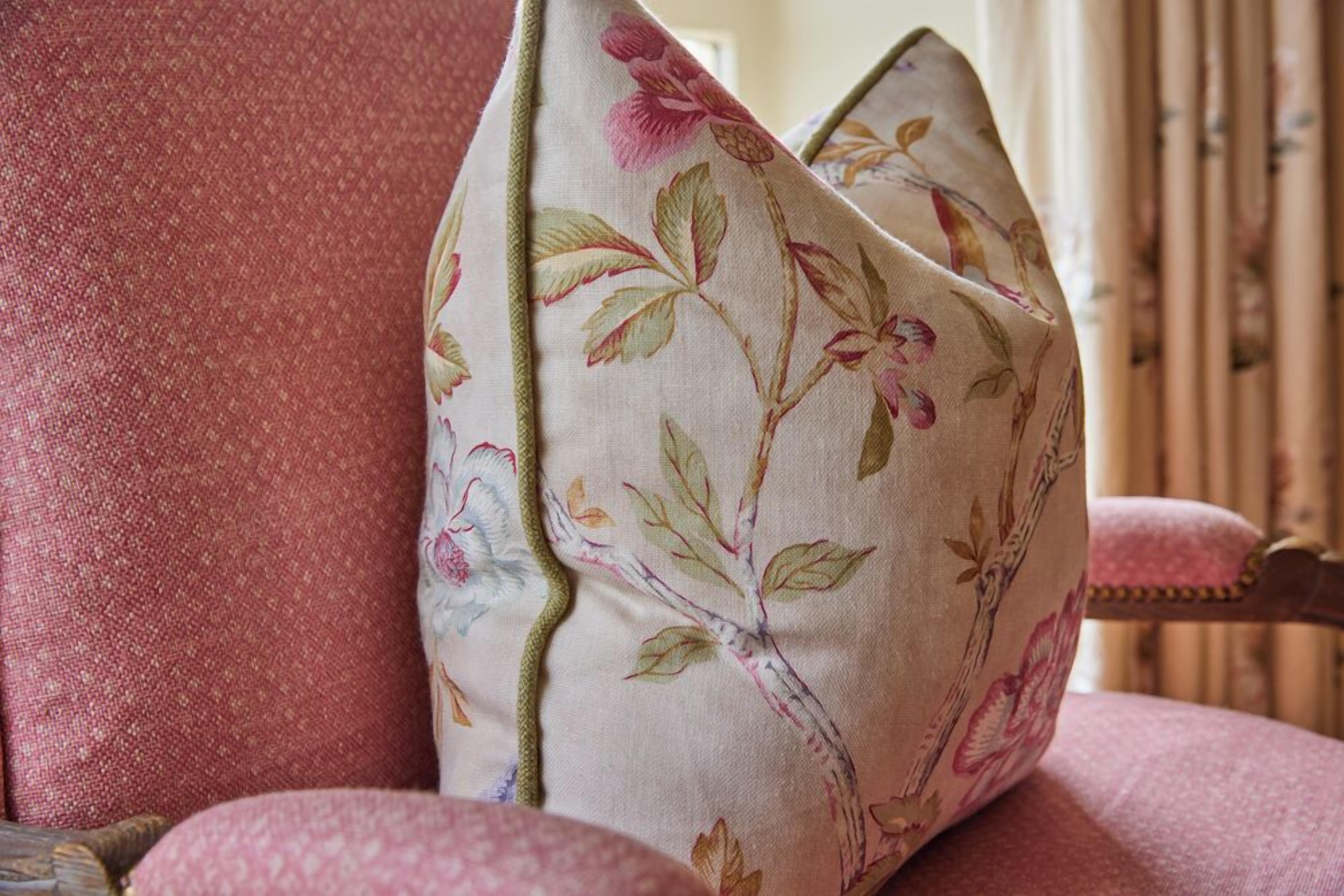 Une chaise avec un coussin à motifs floraux.