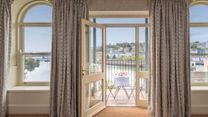 Suite Junior, balcon, vue sur le port | Balcon