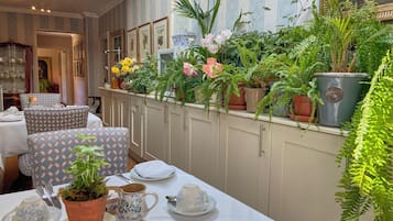 Tägliches inbegriffenes großes Frühstück