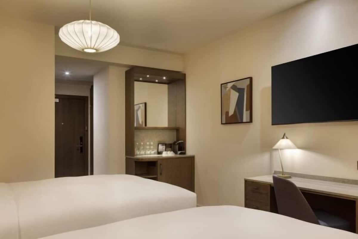 Hypo-allergenic bedding, in-room safe, laptop workspace, blackout drapes