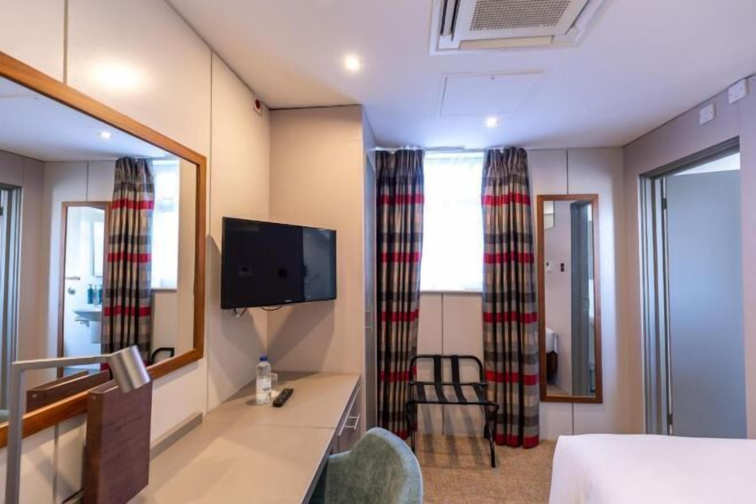 Hypo-allergenic bedding, in-room safe, laptop workspace