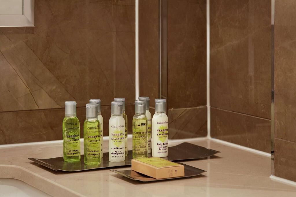 Baño | Amenidades de baño gratuitas, secadora de cabello, toallas, jabón 