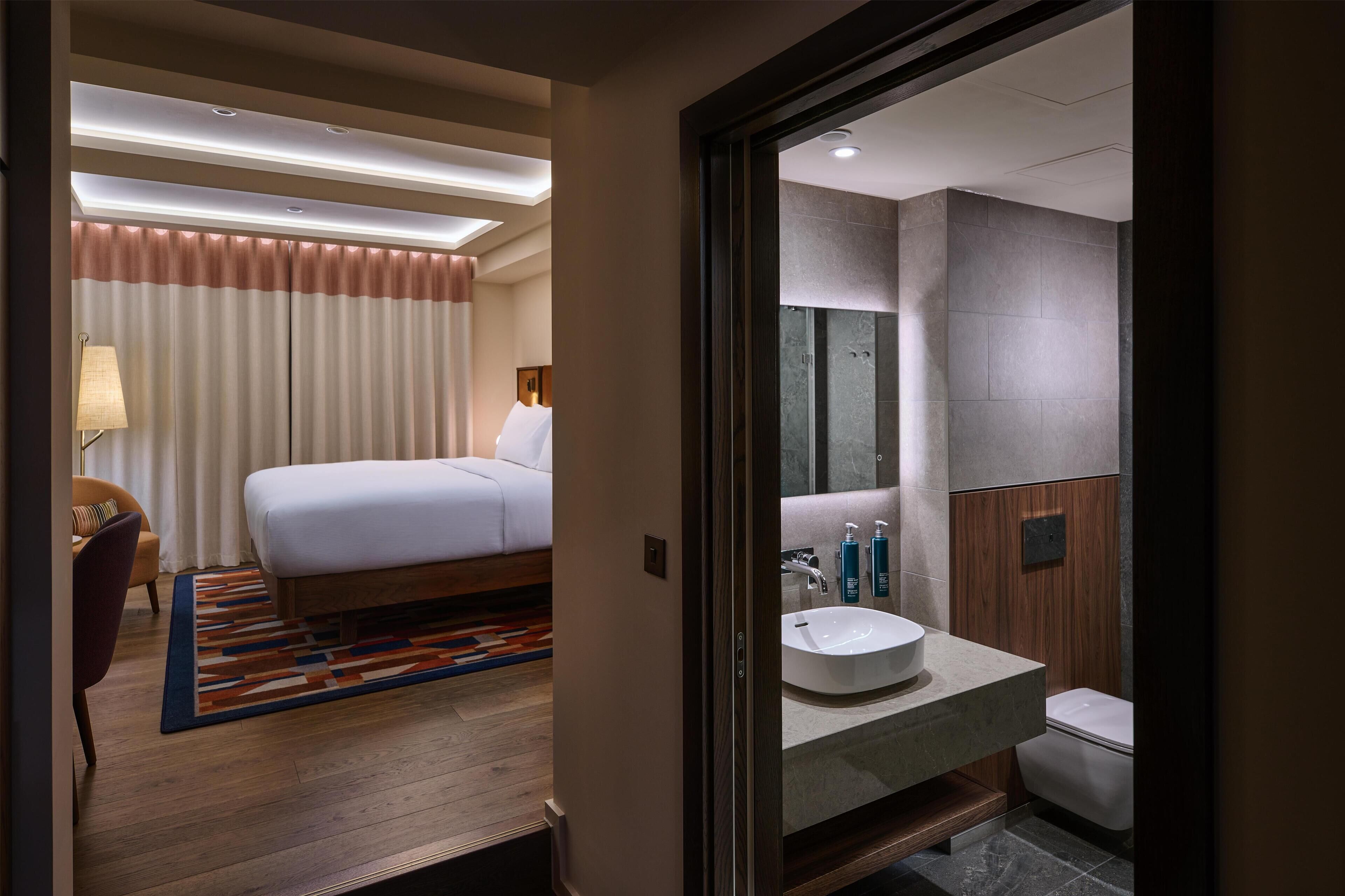 Allergitestet sengetøy, safe på rommet og skrivebord for bærbar PC