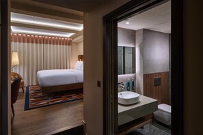 低刺激性寝具、セーフティボックス (室内)、ノートパソコン用作業スペース、遮光カーテン