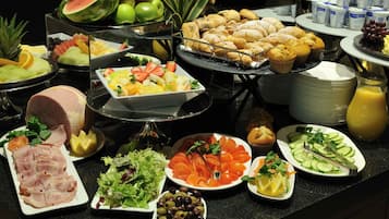 Aamiainen (19.50 GBP per henkilö)