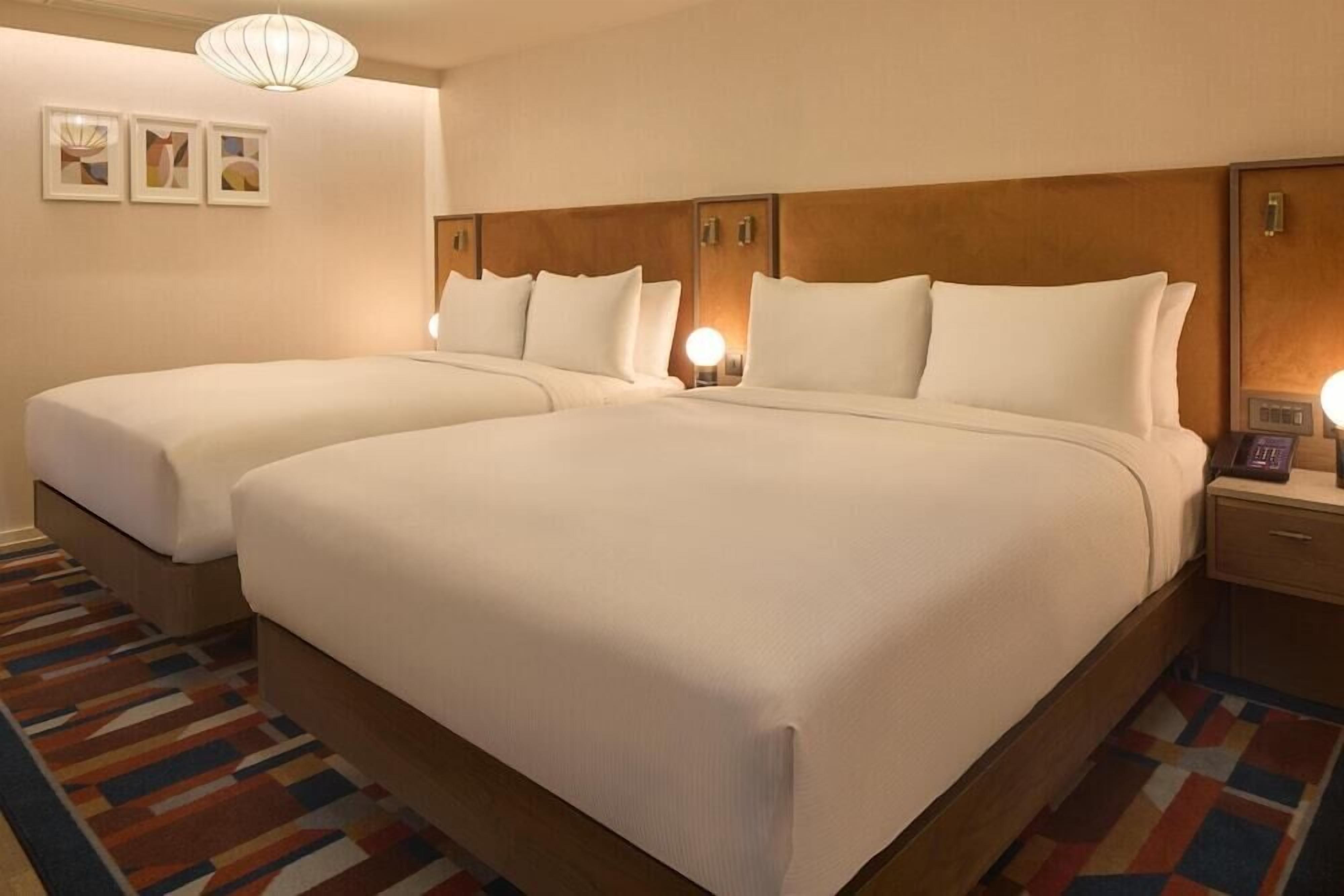 Ropa de cama hipoalergénica y caja de seguridad en la habitación 