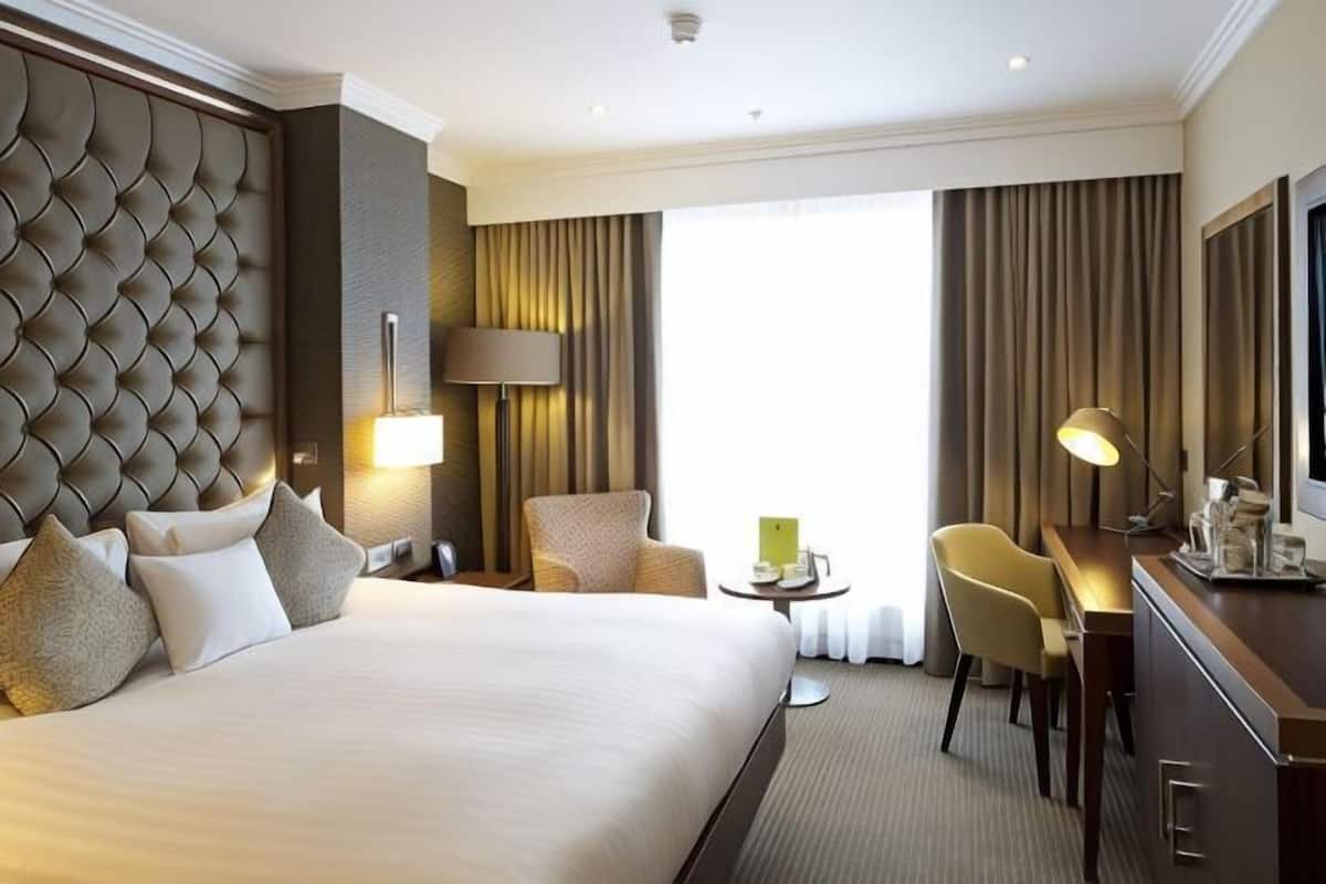 Hypo-allergenic bedding, in-room safe, laptop workspace, blackout drapes