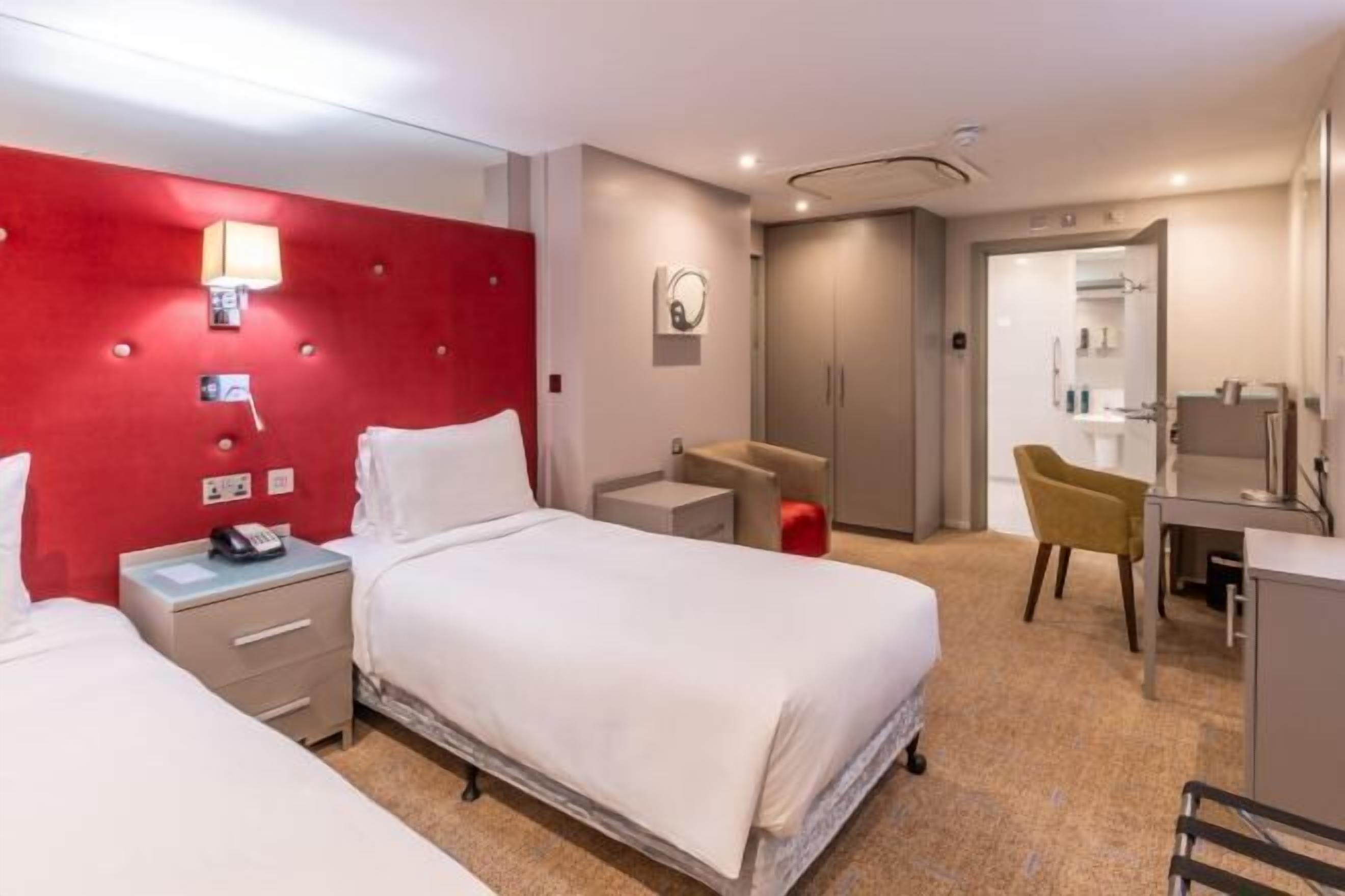 저자극성 침구, 객실 내 금고, 노트북 작업 공간, 암막 커튼