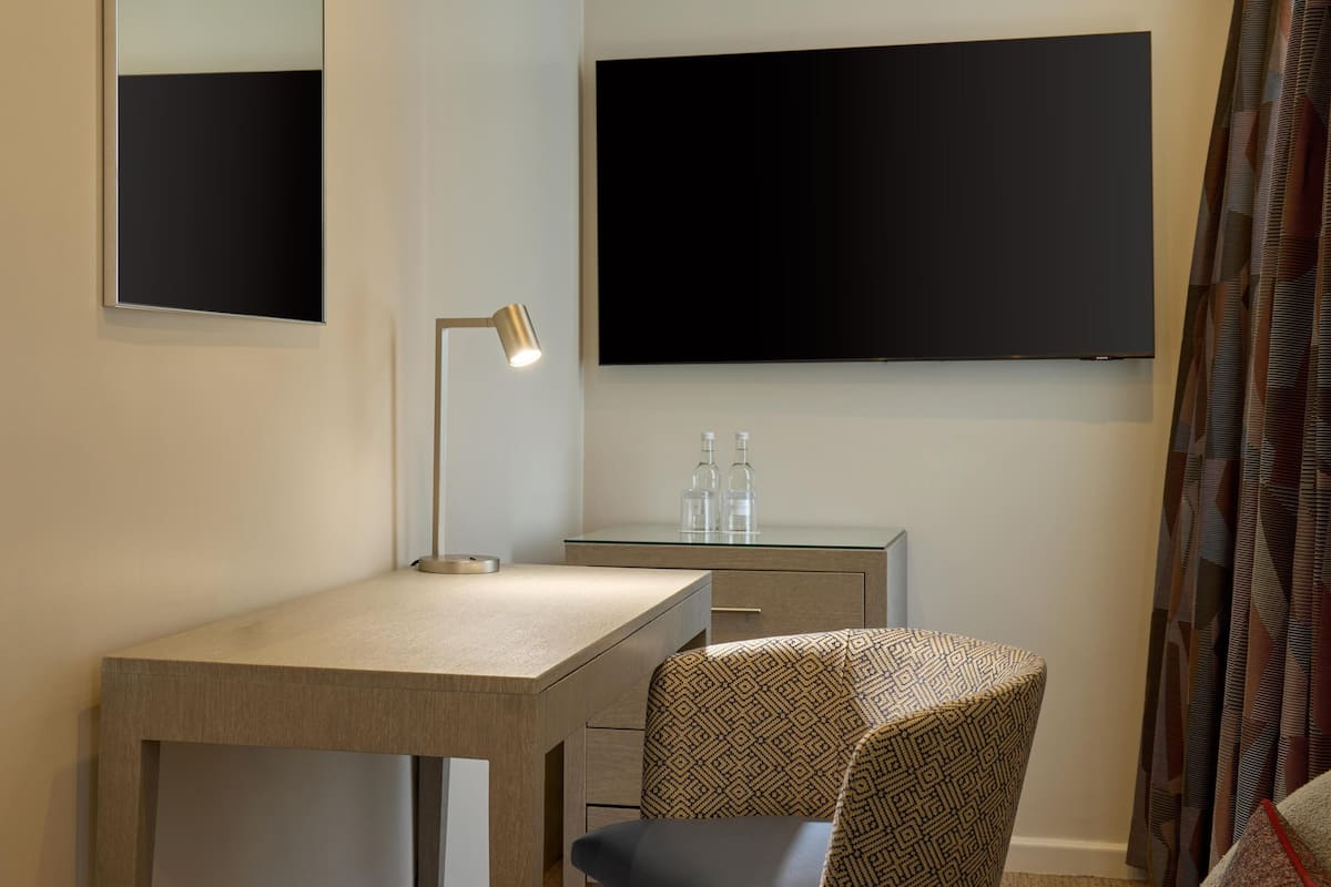 Room, 1 Double Bed | Hypo-allergenic bedding, in-room safe, laptop workspace, blackout drapes