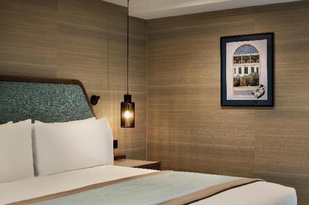 Ropa de cama hipoalergénica y caja de seguridad en la habitación 